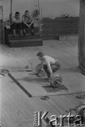 Lata 60., Warszawa, Polska.
Trening sportowców podnoszących ciężary.
Fot. Irena Jarosińska, zbiory Ośrodka KARTA