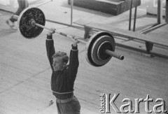 Lata 60., Warszawa, Polska.
Trening sportowców podnoszących ciężary.
Fot. Irena Jarosińska, zbiory Ośrodka KARTA