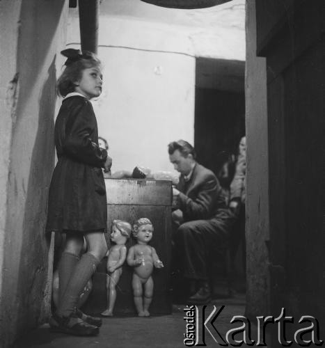 Lata 50.-60., Warszawa, Polska.
Klinika lalek.
Fot. Irena Jarosińska, zbiory Ośrodka KARTA