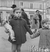 Lata 50.-60., Warszawa, Polska.
Dziewczynka z zepsutą lalką.
Fot. Irena Jarosińska, zbiory Ośrodka KARTA