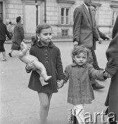 Lata 50.-60., Warszawa, Polska.
Dziewczynka z zepsutą lalką.
Fot. Irena Jarosińska, zbiory Ośrodka KARTA