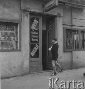 Lata 50.-60., Warszawa, Polska.
Klinika lalek. Przed wejściem - syn Ireny Jarosińskiej - Marek.
Fot. Irena Jarosińska, zbiory Ośrodka KARTA