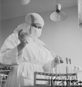 1958, Warszawa, Polska.
Pracownia wirusologiczna Państwowego Zakładu Higieny, miejsce wytwarzania szczepionki na polio (choroba Heinego-Medina).
Fot. Irena Jarosińska, zbiory Ośrodka KARTA