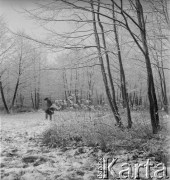 Lata 60., Warszawa, Polska.
Stanisław Pieniążek - mąż Ireny Jarosińskiej, w czasie spaceru.
Fot. Irena Jarosińska, zbiory Ośrodka KARTA