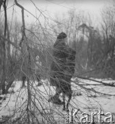 Lata 60., Warszawa, Polska.
Zimowy spacer.
Fot. Irena Jarosińska, zbiory Ośrodka KARTA