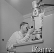 Lata 60.-70., Gdańsk, Polska.
Instytut Medycyny Morskiej w Gdańsku. Nz. badania laboratoryjne.
Fot. Irena Jarosińska, zbiory Ośrodka KARTA