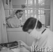 Lata 60.-70., Gdańsk, Polska.
Instytut Medycyny Morskiej w Gdańsku. Nz. badania laboratoryjne.
Fot. Irena Jarosińska, zbiory Ośrodka KARTA