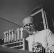 Lata 60.-70., Gdańsk, Polska.
Instytut Medycyny Morskiej w Gdańsku. Nz. badania laboratoryjne.
Fot. Irena Jarosińska, zbiory Ośrodka KARTA