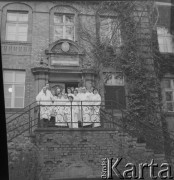 Lata 60.-70., Gdańsk, Polska.
Instytut Medycyny Morskiej w Gdańsku. Nz. zespół Instytutu.
Fot. Irena Jarosińska, zbiory Ośrodka KARTA