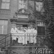 Lata 60.-70., Gdańsk, Polska.
Instytut Medycyny Morskiej w Gdańsku. Nz. zespół Instytutu.
Fot. Irena Jarosińska, zbiory Ośrodka KARTA