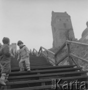 Lata 60.-70., Warszawa, Polska.
Dzieci na schodach prowadzących do Kościóła Nawiedzenia Najświętszej Marii Panny.
Fot. Irena Jarosińska, zbiory Ośrodka KARTA