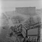 Lata 60.-70., Warszawa, Polska.
Schody prowadzące do Kościóła Nawiedzenia Najświętszej Marii Panny, ruiny budynku przy ul. Kościelnej.
Fot. Irena Jarosińska, zbiory Ośrodka KARTA
