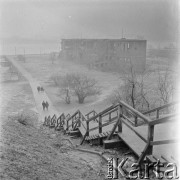 Lata 60.-70., Warszawa, Polska.
Schody prowadzące do Kościóła Nawiedzenia Najświętszej Marii Panny, ruiny budynku przy ul. Kościelnej.
Fot. Irena Jarosińska, zbiory Ośrodka KARTA