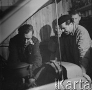 Lata 60.-70., Bydgoszcz, Polska.
Warsztat samochodowy.
Fot. Irena Jarosińska, zbiory Ośrodka KARTA