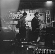 Lata 60.-70., Bydgoszcz, Polska.
Warsztat samochodowy.
Fot. Irena Jarosińska, zbiory Ośrodka KARTA
