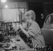 Lata 60.-70., Bydgoszcz, Polska.
Warsztat samochodowy.
Fot. Irena Jarosińska, zbiory Ośrodka KARTA