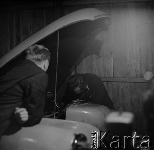 Lata 60.-70., Bydgoszcz, Polska.
Warsztat samochodowy.
Fot. Irena Jarosińska, zbiory Ośrodka KARTA