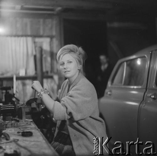 Lata 60.-70., Bydgoszcz, Polska.
Warsztat samochodowy.
Fot. Irena Jarosińska, zbiory Ośrodka KARTA