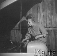 Lata 60.-70., Bydgoszcz, Polska.
Warsztat samochodowy.
Fot. Irena Jarosińska, zbiory Ośrodka KARTA