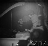 Lata 60.-70., Bydgoszcz, Polska.
Warsztat samochodowy.
Fot. Irena Jarosińska, zbiory Ośrodka KARTA