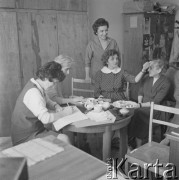 Lata 60., Warszawa, Polska.
Redakcja.
Fot. Irena Jarosińska, zbiory Ośrodka KARTA