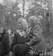 1958, Miedziana Góra, Polska.
Z okazji 400 rocznicy założenia Poczty Polskiej, trasą Kielce-Wrocław przejechał zabytkowy dyliżans pocztowy. Nz. widzowie inscenizacji napadu na pocztę. 
Fot. Irena Jarosińska, zbiory Ośrodka KARTA