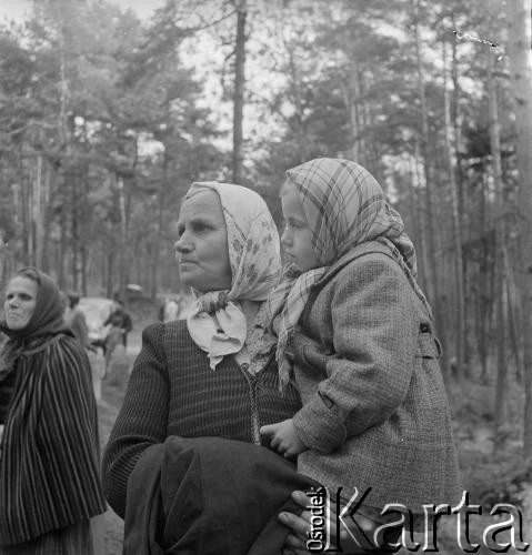 1958, Miedziana Góra, Polska.
Z okazji 400 rocznicy założenia Poczty Polskiej, trasą Kielce-Wrocław przejechał zabytkowy dyliżans pocztowy. Nz. widzowie inscenizacji napadu na pocztę. 
Fot. Irena Jarosińska, zbiory Ośrodka KARTA