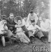 1958, Miedziana Góra, Polska.
Z okazji 400 rocznicy założenia Poczty Polskiej, trasą Kielce-Wrocław przejechał zabytkowy dyliżans pocztowy. Nz. inscenizacja napadu na pocztę. 
Fot. Irena Jarosińska, zbiory Ośrodka KARTA