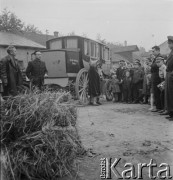 1958, Polska.
Z okazji 400 rocznicy założenia Poczty Polskiej, trasą Kielce-Wrocław przejechał zabytkowy dyliżans pocztowy. Nz. zaprzęg pocztowy.
Fot. Irena Jarosińska, zbiory Ośrodka KARTA