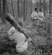 1958, Miedziana Góra, Polska.
Z okazji 400 rocznicy założenia Poczty Polskiej, trasą Kielce-Wrocław przejechał zabytkowy dyliżans pocztowy. Nz. inscenizacja napadu na pocztę. 
Fot. Irena Jarosińska, zbiory Ośrodka KARTA