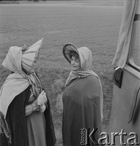 1958, Miedziana Góra, Polska.
Z okazji 400 rocznicy założenia Poczty Polskiej, trasą Kielce-Wrocław przejechał zabytkowy dyliżans pocztowy. Nz. inscenizacja napadu na pocztę. 
Fot. Irena Jarosińska, zbiory Ośrodka KARTA