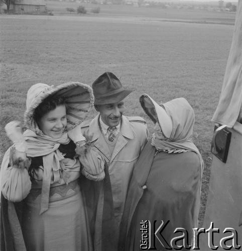 1958, Miedziana Góra, Polska.
Z okazji 400 rocznicy założenia Poczty Polskiej, trasą Kielce-Wrocław przejechał zabytkowy dyliżans pocztowy. Nz. kobiety w kostiumach historycznych z nieznanym mężczyzną.
Fot. Irena Jarosińska, zbiory Ośrodka KARTA