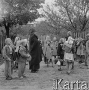 1958, Polska.
Z okazji 400 rocznicy założenia Poczty Polskiej, trasą Kielce-Wrocław przejechał zabytkowy dyliżans pocztowy. Nz. pocztylion wśród dzieci.
Fot. Irena Jarosińska, zbiory Ośrodka KARTA