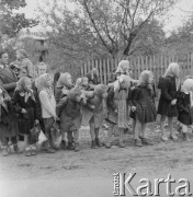 1958, Polska.
Z okazji 400 rocznicy założenia Poczty Polskiej, trasą Kielce-Wrocław przejechał zabytkowy dyliżans pocztowy. Nz. dzieci czekają na zaprzęg pocztowy.
Fot. Irena Jarosińska, zbiory Ośrodka KARTA