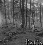 1958, Miedziana Góra, Polska.
Z okazji 400 rocznicy założenia Poczty Polskiej, trasą Kielce-Wrocław przejechał zabytkowy dyliżans pocztowy. Nz. inscenizacja napadu na pocztę. 
Fot. Irena Jarosińska, zbiory Ośrodka KARTA