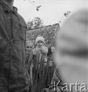 1958, Polska.
Z okazji 400 rocznicy założenia Poczty Polskiej, trasą Kielce-Wrocław przejechał zabytkowy dyliżans pocztowy. Nz. oczekiwanie na zaprzęg pocztowy.
Fot. Irena Jarosińska, zbiory Ośrodka KARTA