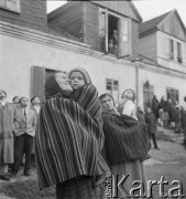 1958, Polska.
Z okazji 400 rocznicy założenia Poczty Polskiej, trasą Kielce-Wrocław przejechał zabytkowy dyliżans pocztowy. Nz. oczekiwanie na zaprzęg pocztowy.
Fot. Irena Jarosińska, zbiory Ośrodka KARTA