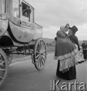 1958, Miedziana Góra, Polska.
Z okazji 400 rocznicy założenia Poczty Polskiej, trasą Kielce-Wrocław przejechał zabytkowy dyliżans pocztowy. Nz. inscenizacja napadu na pocztę. 
Fot. Irena Jarosińska, zbiory Ośrodka KARTA