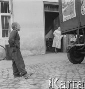 1958, Kielce, Polska.
Z okazji 400 rocznicy założenia Poczty Polskiej, trasą Kielce-Wrocław przejechał zabytkowy dyliżans pocztowy. W Miedzianej Górze zorganizowano inscenizację napadu na pocztę. Nz. chłopiec na podwórzu starej poczty. 
Fot. Irena Jarosińska, zbiory Ośrodka KARTA
