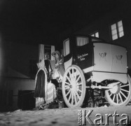 1958, Kielce, Polska.
Z okazji 400 rocznicy założenia Poczty Polskiej, trasą Kielce-Wrocław przejechał zabytkowy dyliżans pocztowy. W Miedzianej Górze zorganizowano inscenizację napadu na pocztę. Nz. aktorzy i dyliżans na podwórzu starej poczty. 
Fot. Irena Jarosińska, zbiory Ośrodka KARTA