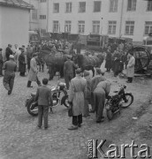 1958, Kielce, Polska.
Z okazji 400 rocznicy założenia Poczty Polskiej, trasą Kielce-Wrocław przejechał zabytkowy dyliżans pocztowy. W Miedzianej Górze zorganizowano inscenizację napadu na pocztę. Nz. dyliżans na podwórzu starej poczty, oglądany przez mieszkańców miasta. 
Fot. Irena Jarosińska, zbiory Ośrodka KARTA