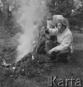 1958, Miedziana Góra, Polska.
Z okazji 400 rocznicy założenia Poczty Polskiej, trasą Kielce-Wrocław przejechał zabytkowy dyliżans pocztowy. Nz. inscenizacja napadu na pocztę. 
Fot. Irena Jarosińska, zbiory Ośrodka KARTA