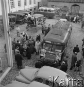 1958, Kielce, Polska.
Z okazji 400 rocznicy założenia Poczty Polskiej, trasą Kielce-Wrocław przejechał zabytkowy dyliżans pocztowy. W Miedzianej Górze zorganizowano inscenizację napadu na pocztę. Nz. dyliżans na podwórzu starej poczty, oglądany przez mieszkańców miasta. 
Fot. Irena Jarosińska, zbiory Ośrodka KARTA