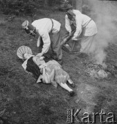 1958, Miedziana Góra, Polska.
Z okazji 400 rocznicy założenia Poczty Polskiej, trasą Kielce-Wrocław przejechał zabytkowy dyliżans pocztowy. Nz. inscenizacja napadu na pocztę. 
Fot. Irena Jarosińska, zbiory Ośrodka KARTA
