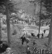 1958, Miedziana Góra, Polska.
Z okazji 400 rocznicy założenia Poczty Polskiej, trasą Kielce-Wrocław przejechał zabytkowy dyliżans pocztowy. Nz. inscenizacja napadu na pocztę. 
Fot. Irena Jarosińska, zbiory Ośrodka KARTA