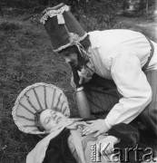 1958, Miedziana Góra, Polska.
Z okazji 400 rocznicy założenia Poczty Polskiej, trasą Kielce-Wrocław przejechał zabytkowy dyliżans pocztowy. Nz. inscenizacja napadu na pocztę. 
Fot. Irena Jarosińska, zbiory Ośrodka KARTA