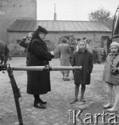 1958, Polska.
Z okazji 400 rocznicy założenia Poczty Polskiej, trasą Kielce-Wrocław przejechał zabytkowy dyliżans pocztowy. Nz. oczekiwanie na zaprzęg pocztowy.
Fot. Irena Jarosińska, zbiory Ośrodka KARTA