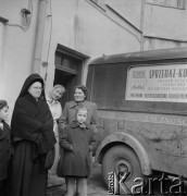 1958, Kielce, Polska.
Z okazji 400 rocznicy założenia Poczty Polskiej, trasą Kielce-Wrocław przejechał zabytkowy dyliżans pocztowy. W Miedzianej Górze zorganizowano inscenizację napadu na pocztę. Nz. mieszkańcy miasta na podwórzu starej poczty.
Fot. Irena Jarosińska, zbiory Ośrodka KARTA