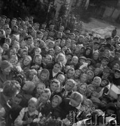 1958, Miedziana Góra, Polska.
Z okazji 400 rocznicy założenia Poczty Polskiej, trasą Kielce-Wrocław przejechał zabytkowy dyliżans pocztowy. Nz. oczekiwanie na zaprzęg pocztowy.
Fot. Irena Jarosińska, zbiory Ośrodka KARTA