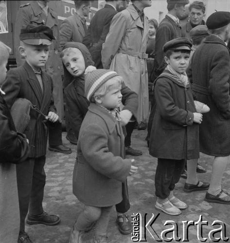 1958, Polska.
Z okazji 400 rocznicy założenia Poczty Polskiej, trasą Kielce-Wrocław przejechał zabytkowy dyliżans pocztowy. Nz. dzieci czekają na zaprzęg pocztowy.
Fot. Irena Jarosińska, zbiory Ośrodka KARTA